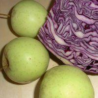 Apfel und Rotkohl